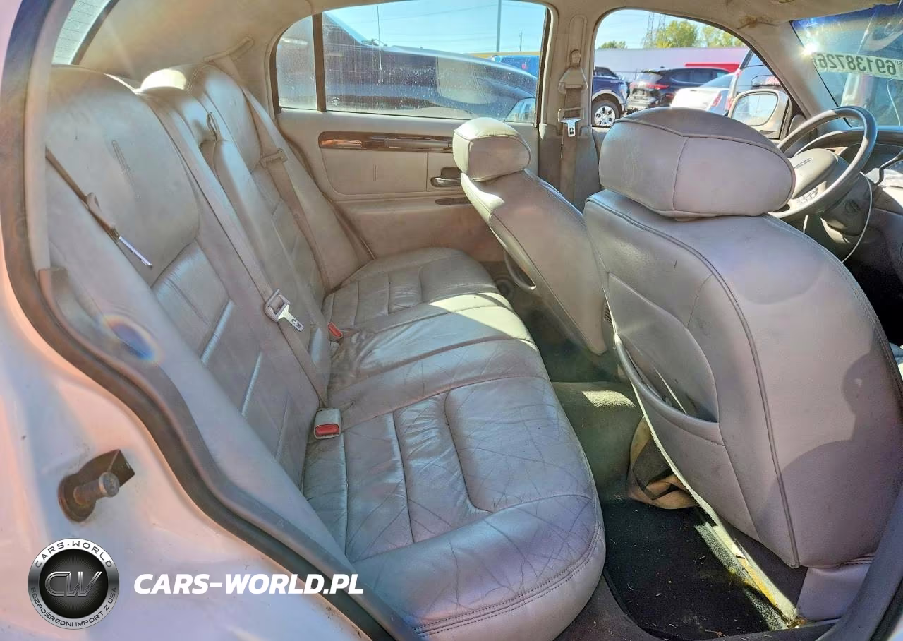 1998 Lincoln Town Car Signature VIN:1LNFM82W1WY692323 - 10