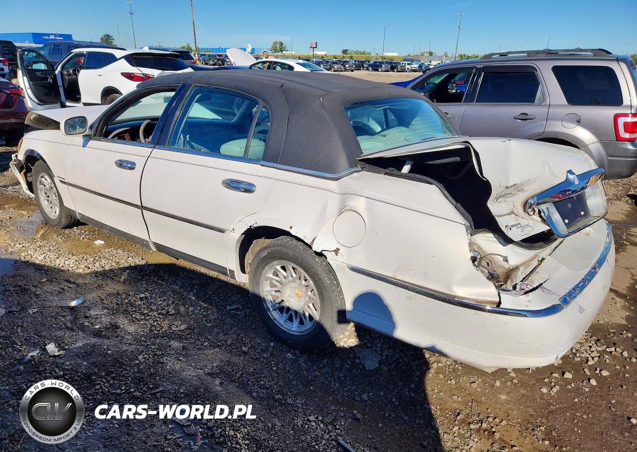 1998 Lincoln Town Car Signature VIN:1LNFM82W1WY692323 - 2