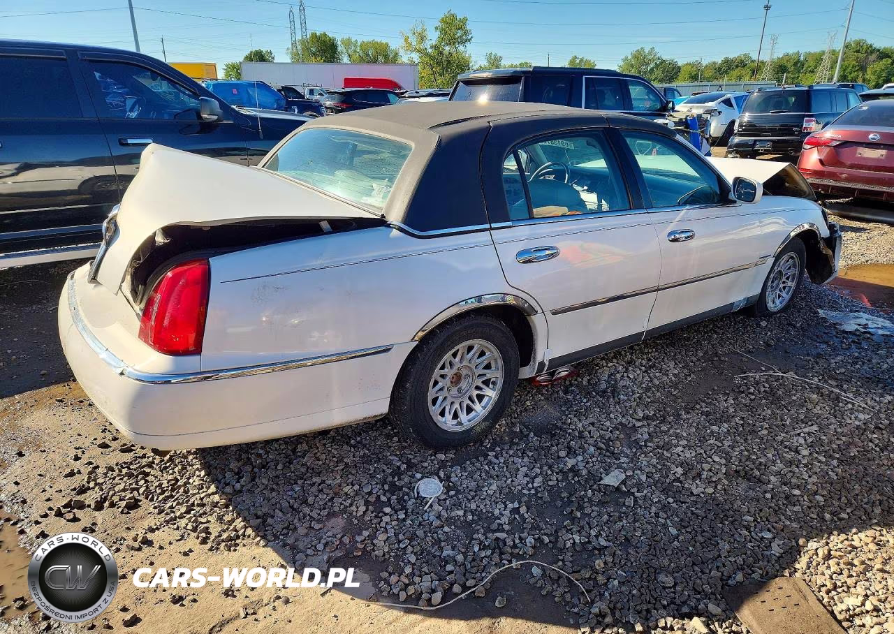 1998 Lincoln Town Car Signature VIN:1LNFM82W1WY692323 - 3