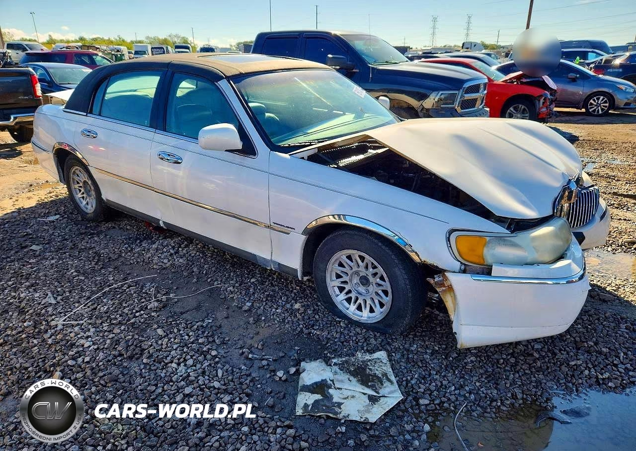 1998 Lincoln Town Car Signature VIN:1LNFM82W1WY692323 - 4