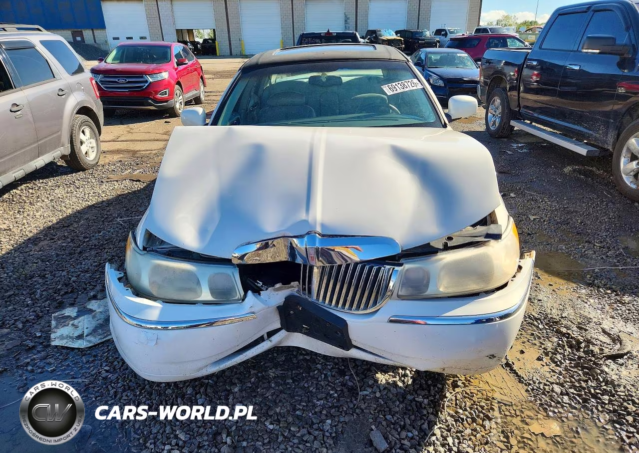 1998 Lincoln Town Car Signature VIN:1LNFM82W1WY692323 - 5