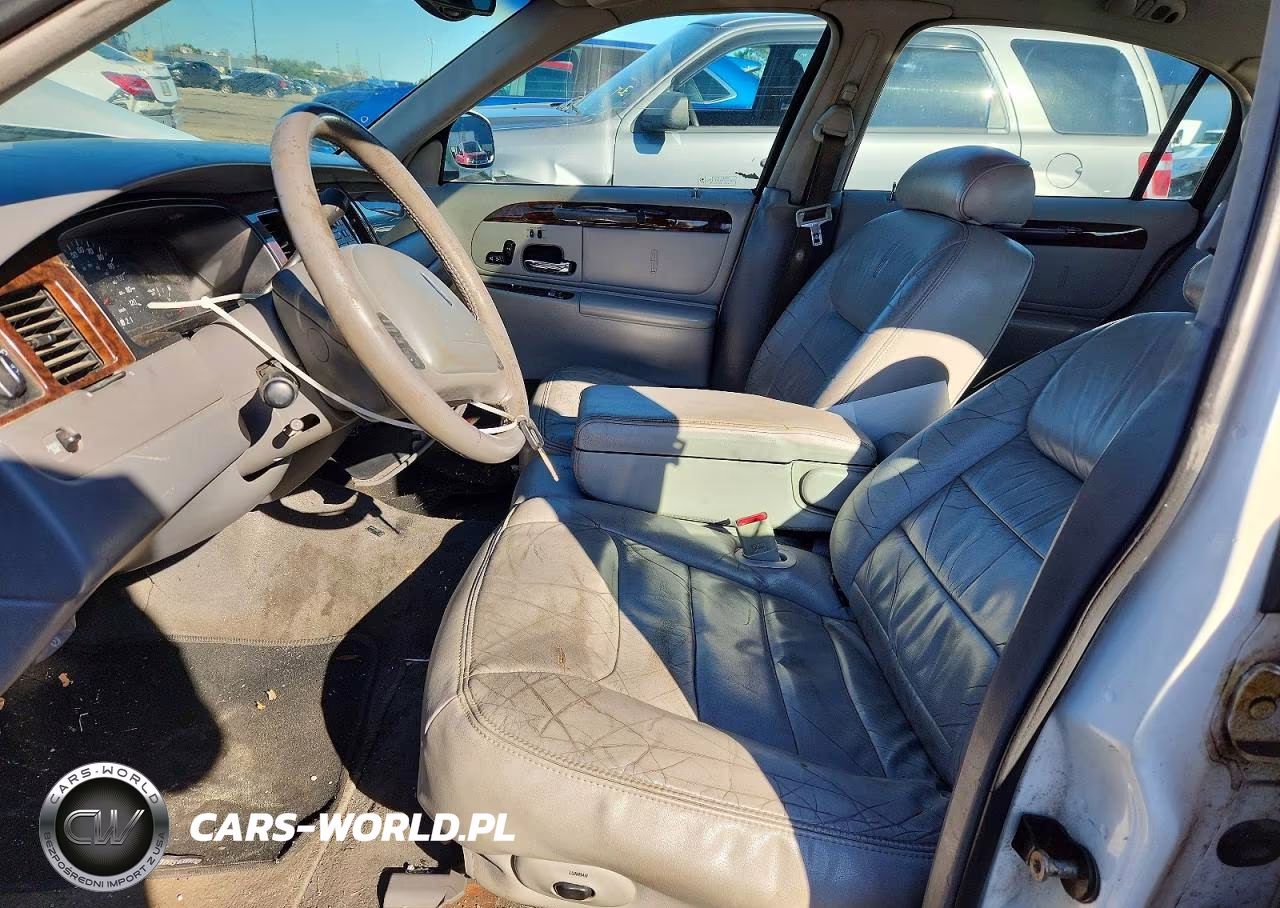 1998 Lincoln Town Car Signature VIN:1LNFM82W1WY692323 - 7