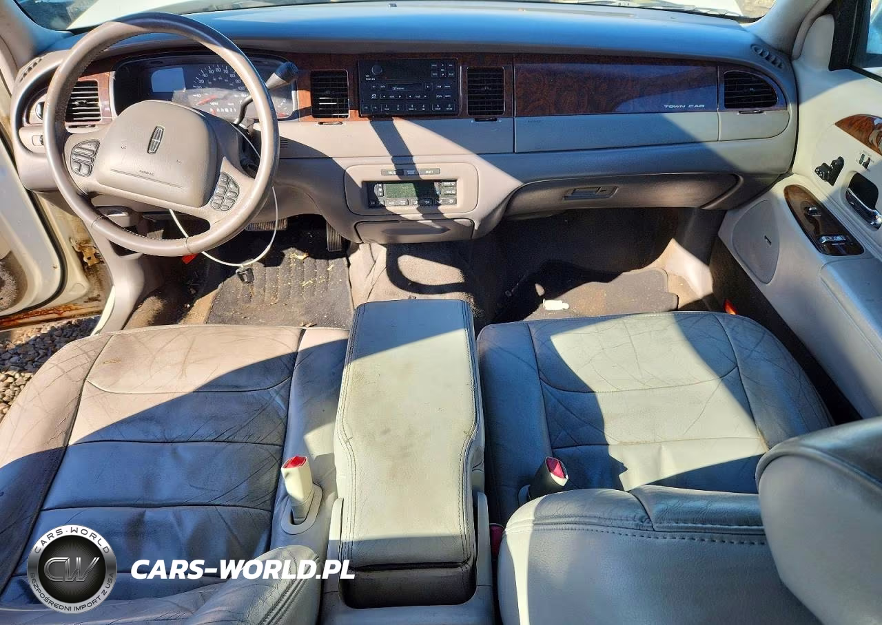 1998 Lincoln Town Car Signature VIN:1LNFM82W1WY692323 - 8