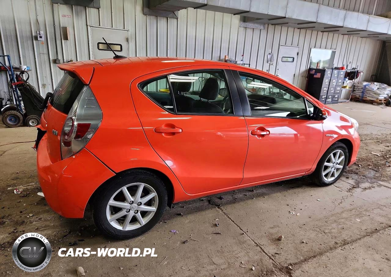 2014 Toyota Prius C Four VIN:JTDKDTB35E1059973 - 3