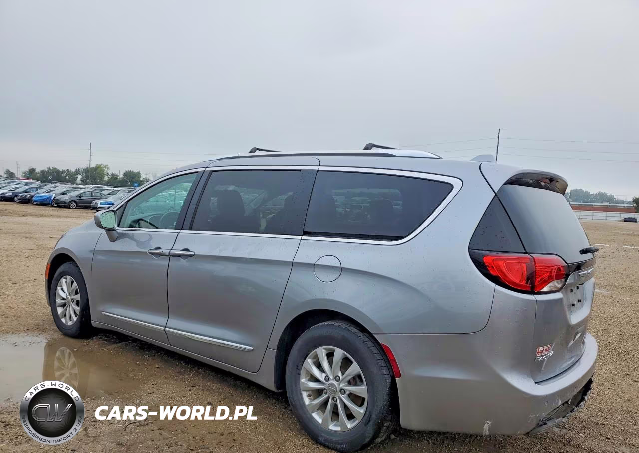 2019 Chrysler Pacifica Touring L VIN:2C4RC1BGXKR680593 - 2