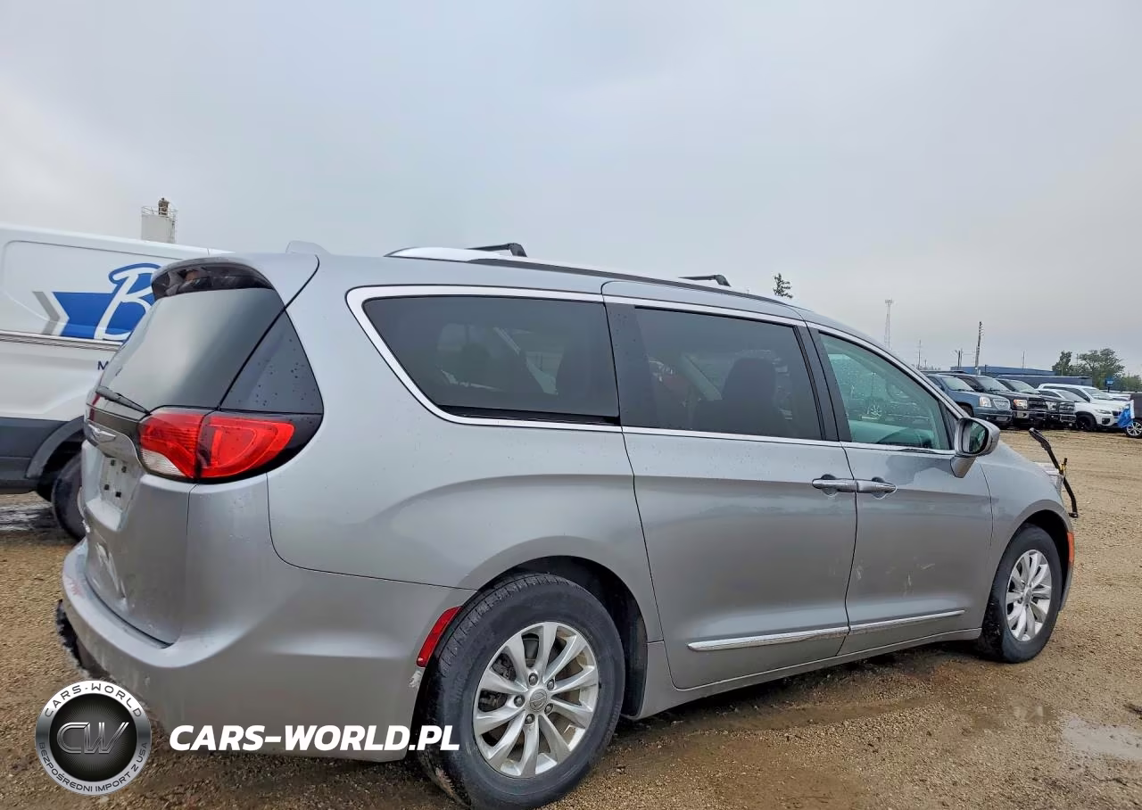 2019 Chrysler Pacifica Touring L VIN:2C4RC1BGXKR680593 - 3