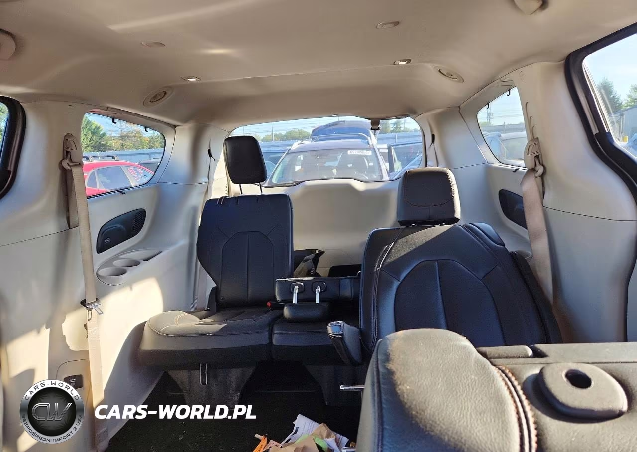 2017 Chrysler Pacifica Touring L Plus VIN:2C4RC1EG8HR704863 - 10