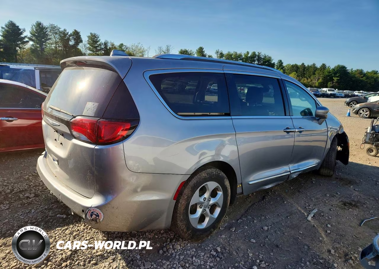 2017 Chrysler Pacifica Touring L Plus VIN:2C4RC1EG8HR704863 - 3