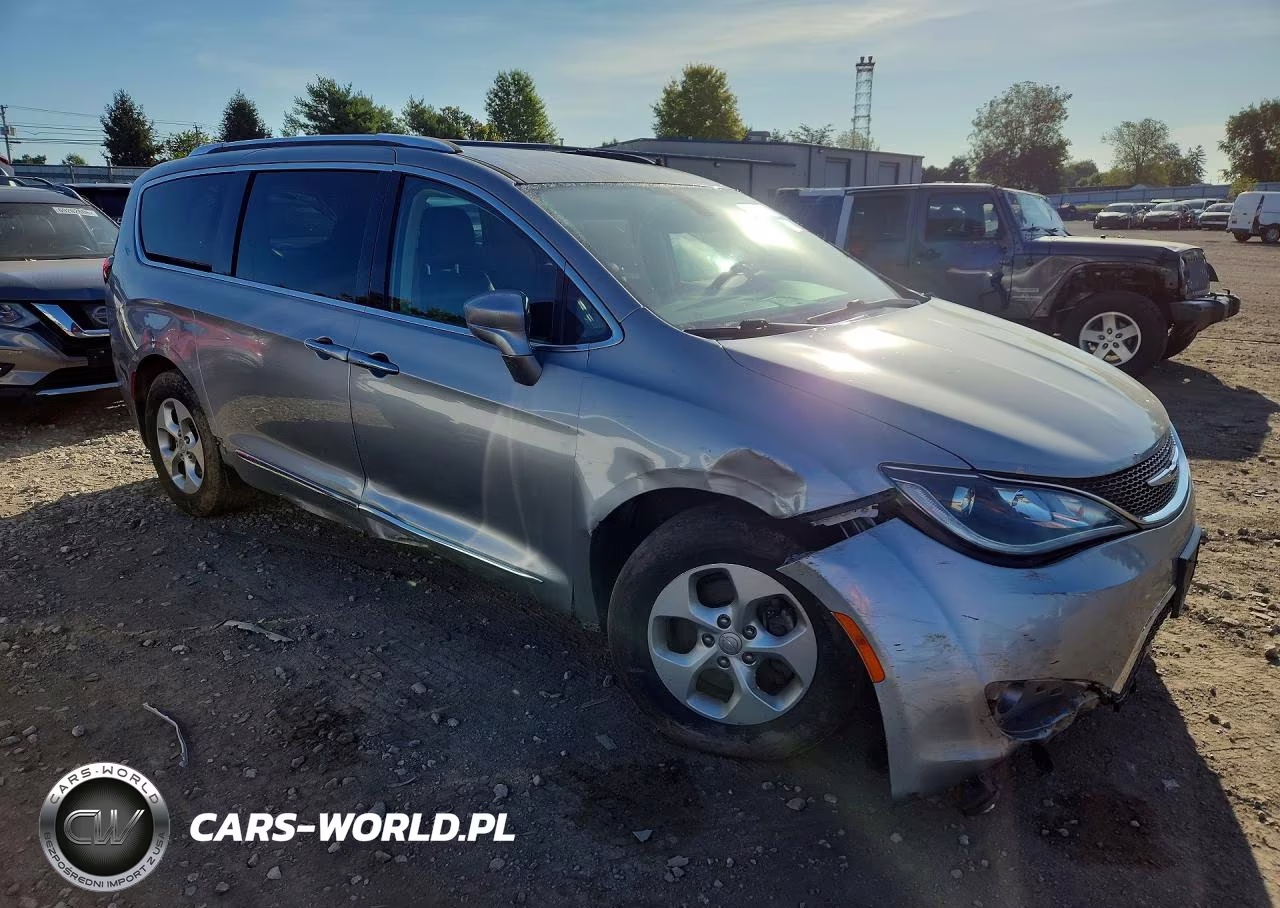 2017 Chrysler Pacifica Touring L Plus VIN:2C4RC1EG8HR704863 - 4