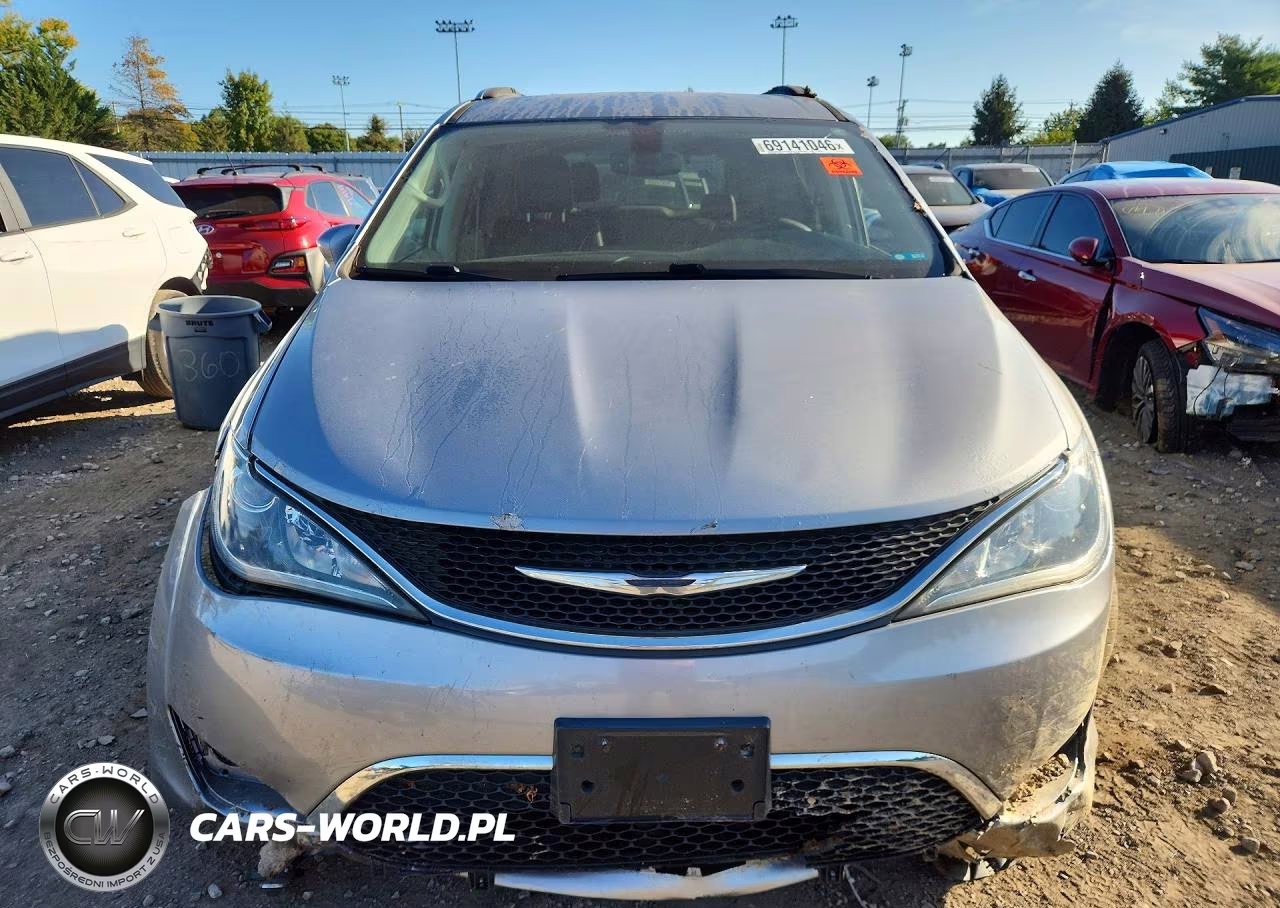 2017 Chrysler Pacifica Touring L Plus VIN:2C4RC1EG8HR704863 - 5