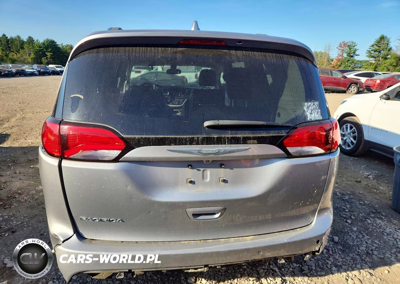 2017 Chrysler Pacifica Touring L Plus VIN:2C4RC1EG8HR704863 - 6