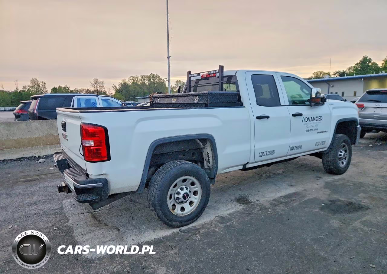 2018 GMC Sierra K2500 Heavy Duty VIN:1GT22REG4JZ335000 - 3