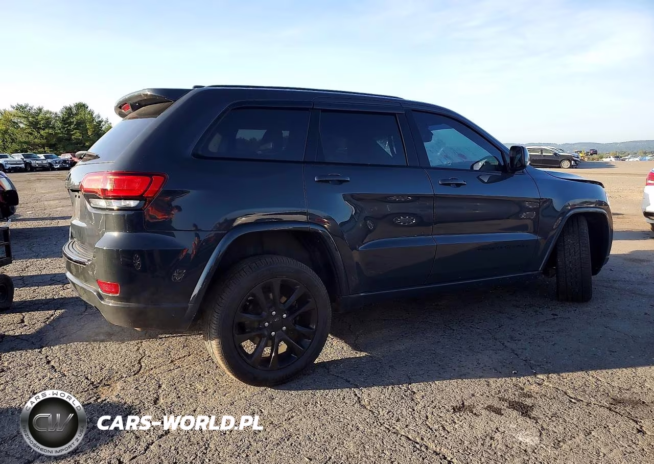 2018 Jeep Grand Cherokee Laredo VIN:1C4RJFAG9JC235936 - 3