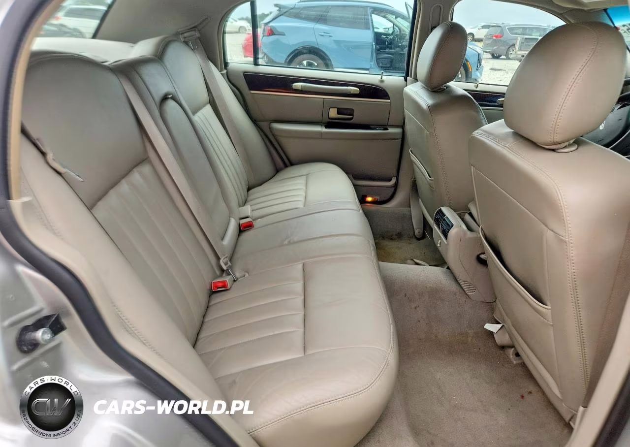 2007 Lincoln Town Car Signature VIN:1LNHM81W07Y631640 - 10