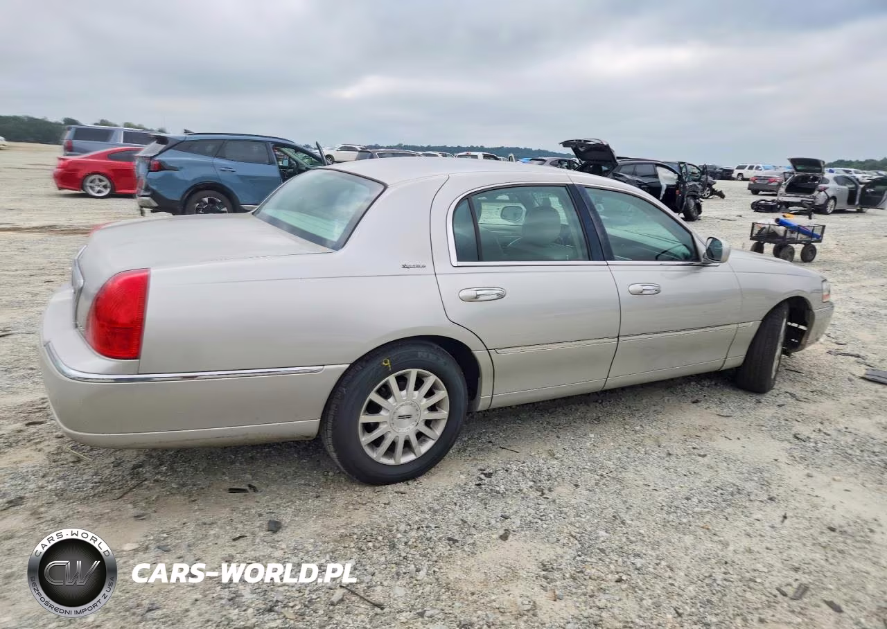 2007 Lincoln Town Car Signature VIN:1LNHM81W07Y631640 - 3