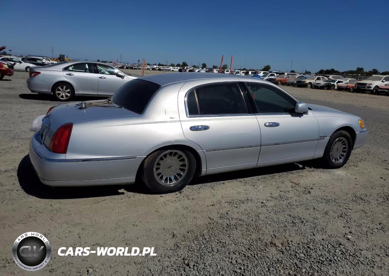 2002 Lincoln Town Car Cartier VIN:1LNHM83W92Y609433 - 3