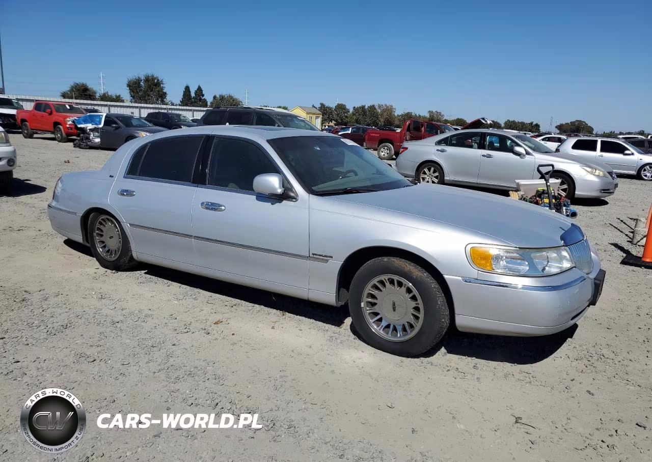 2002 Lincoln Town Car Cartier VIN:1LNHM83W92Y609433 - 4