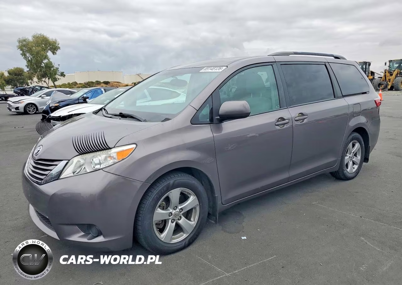 2017 Toyota Sienna Le – zdjęcie 1 z 13