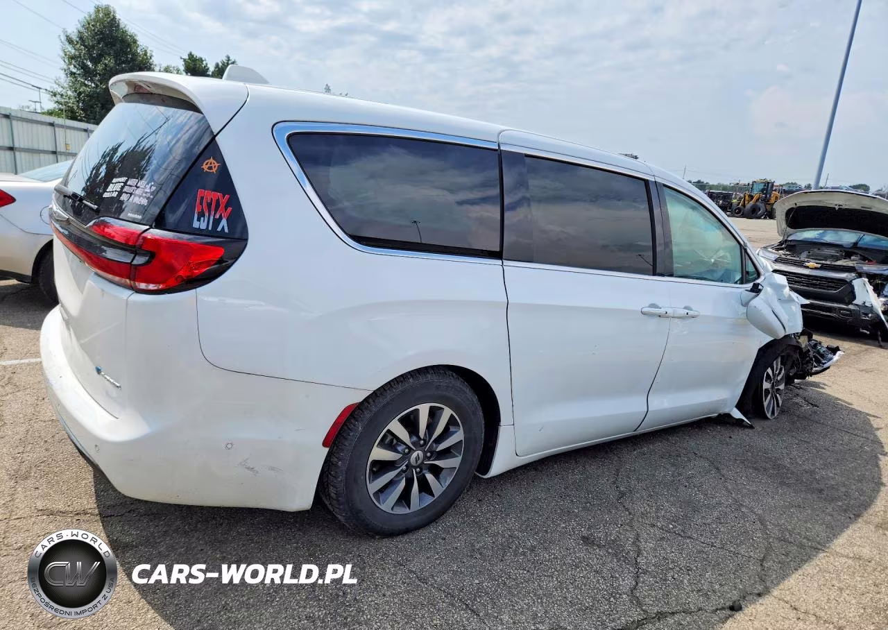 2022 Chrysler Pacifica Hybrid Touring L VIN:2C4RC1L7XNR120981 - 3