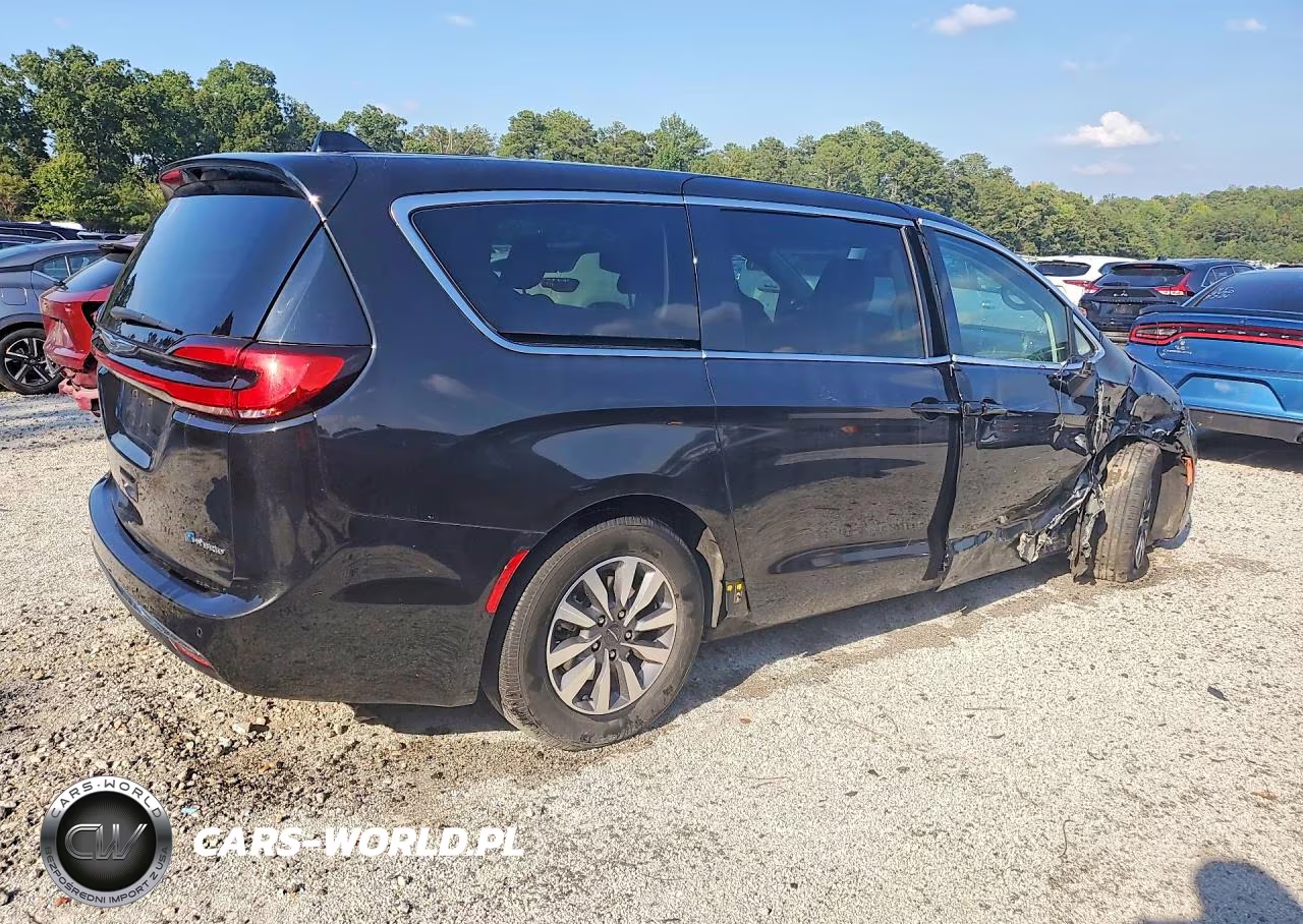 2023 Chrysler Pacifica Hybrid Touring L VIN:2C4RC1L71PR611586 - 3