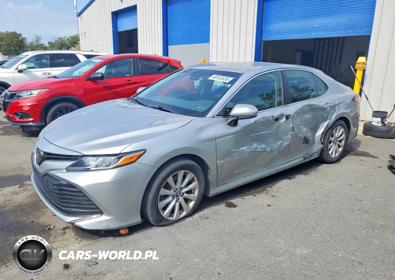 2018 Toyota Camry Le VIN:4T1B11HK9JU619476 - 1