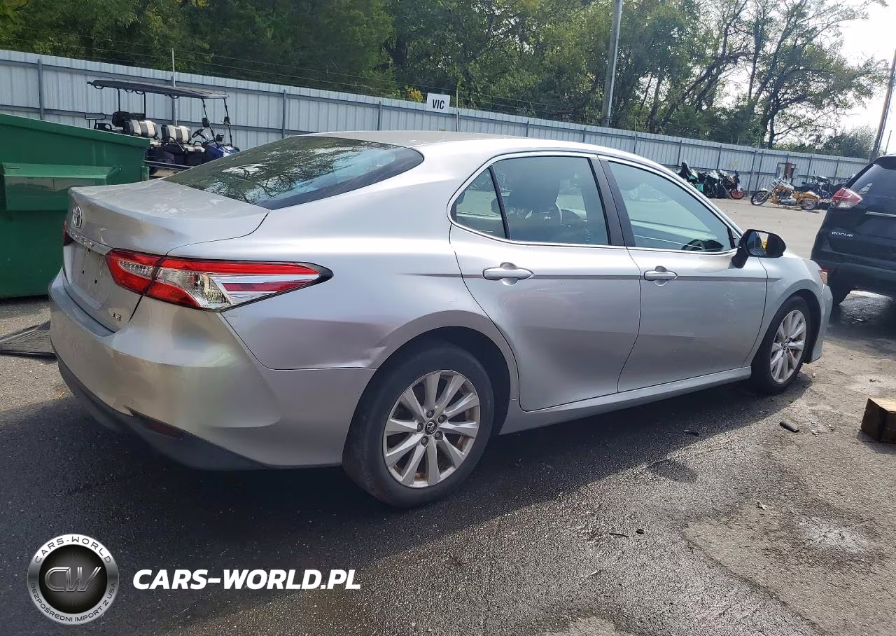 2018 Toyota Camry Le VIN:4T1B11HK9JU619476 - 3
