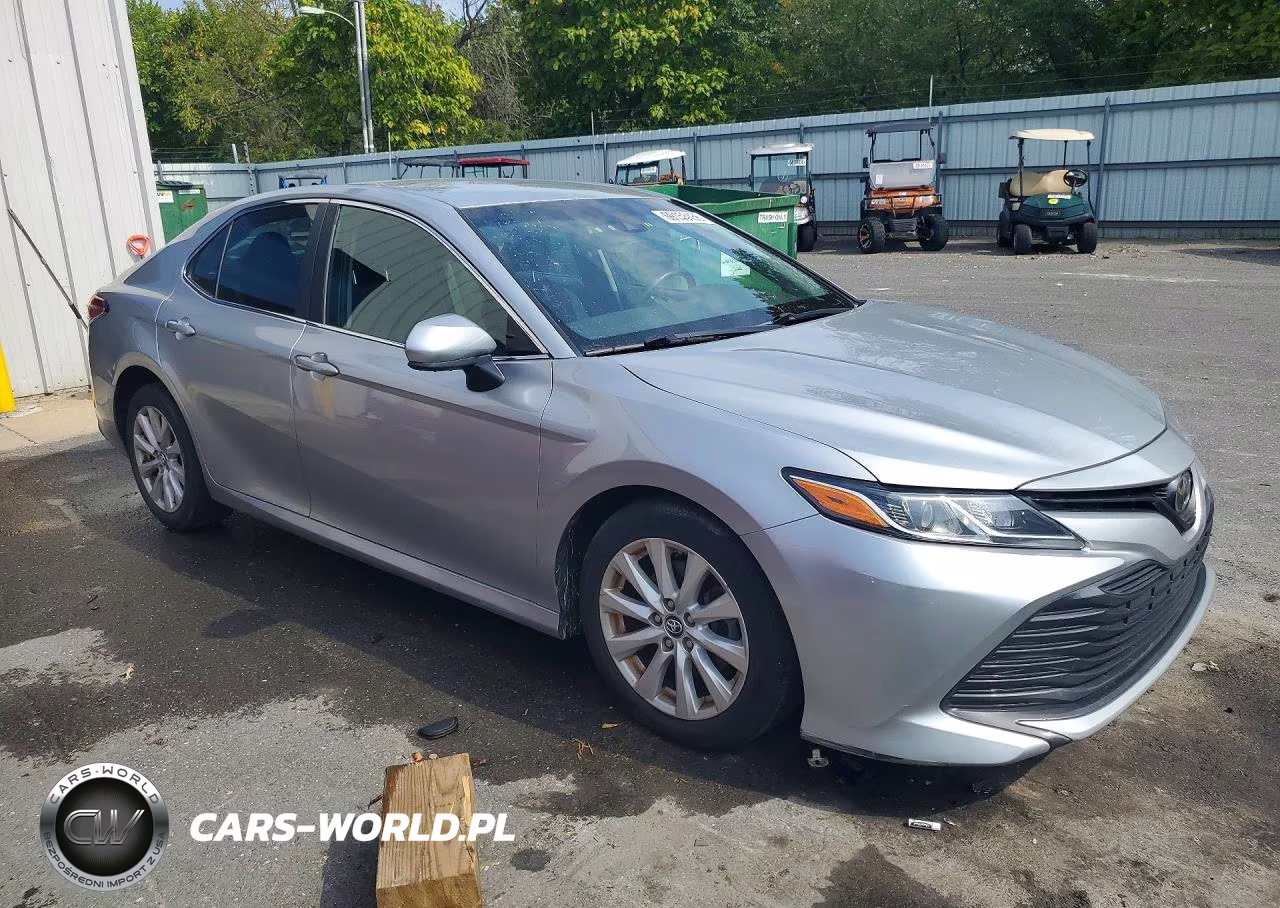 2018 Toyota Camry Le VIN:4T1B11HK9JU619476 - 4
