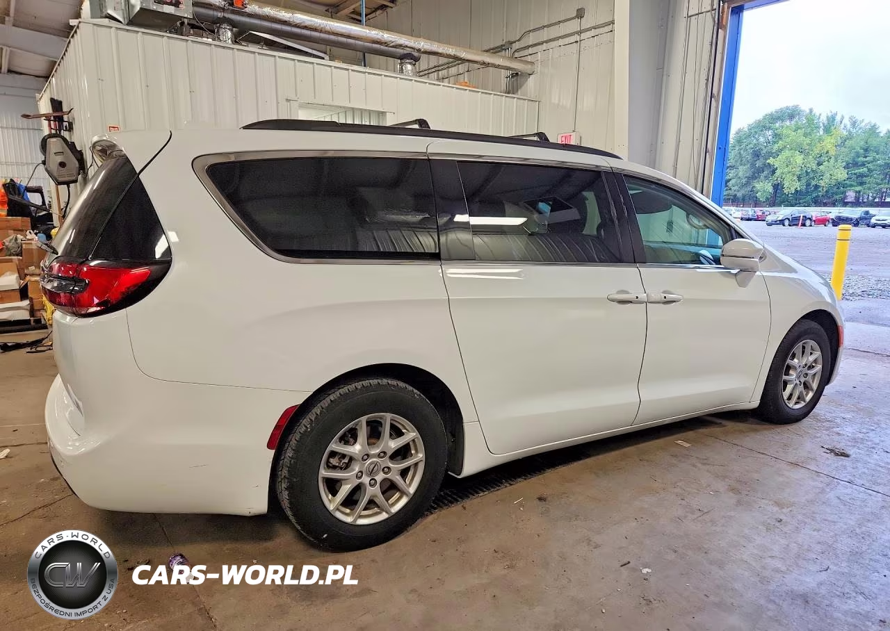 2022 Chrysler Pacifica Touring L VIN:2C4RC1BG2NR147481 - 3