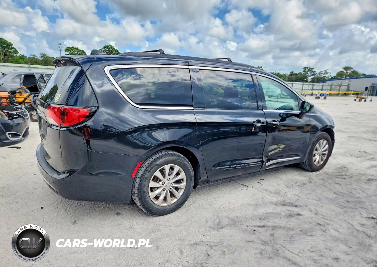 2017 Chrysler Pacifica Touring L VIN:2C4RC1BG1HR803609 - 3