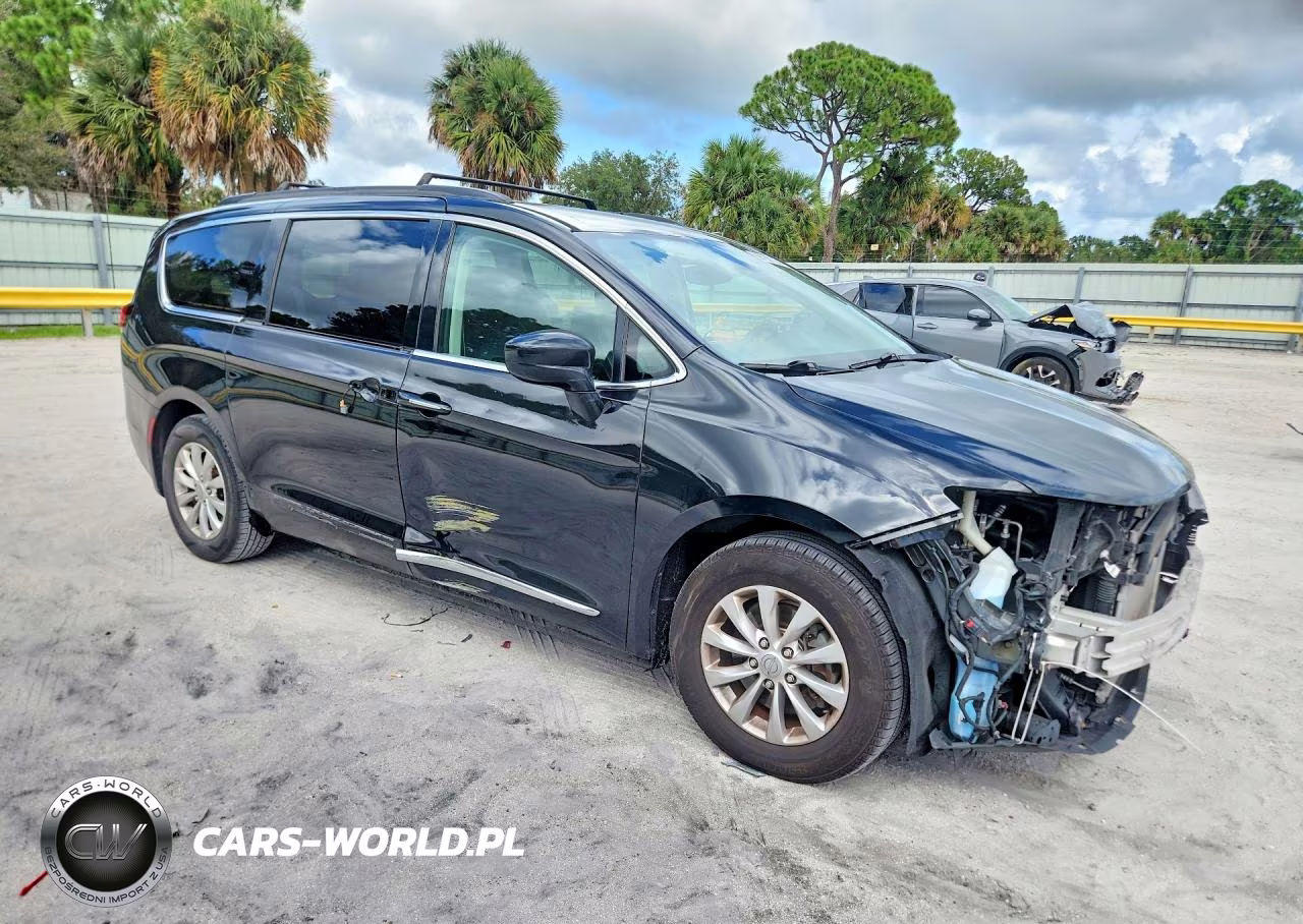 2017 Chrysler Pacifica Touring L VIN:2C4RC1BG1HR803609 - 4