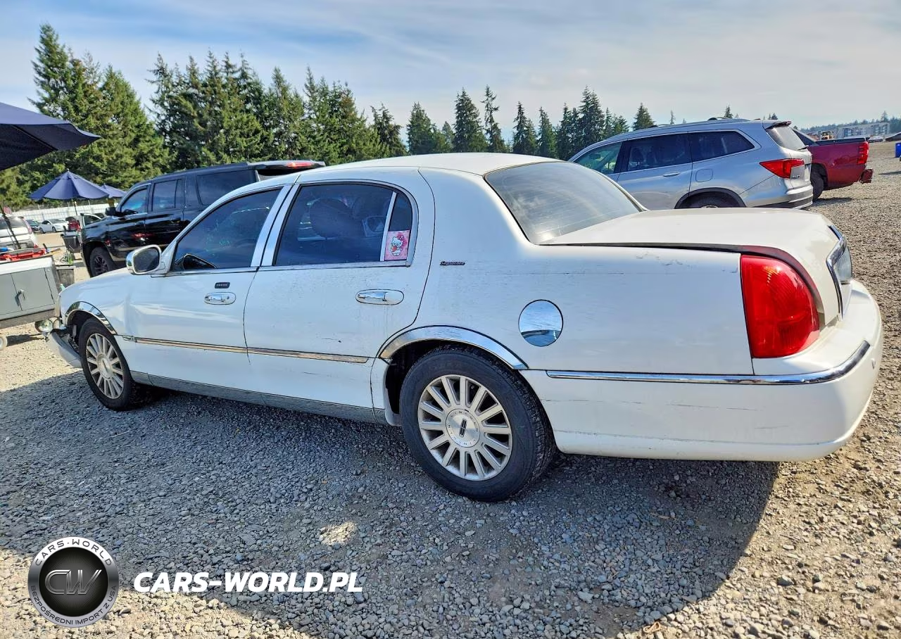 2003 Lincoln Town Car Signature VIN:1LNHM82W43Y661295 - 2