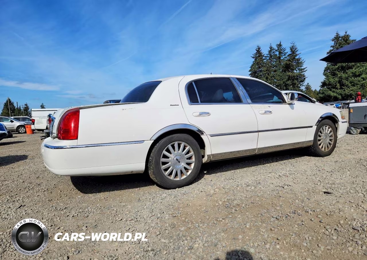 2003 Lincoln Town Car Signature VIN:1LNHM82W43Y661295 - 3