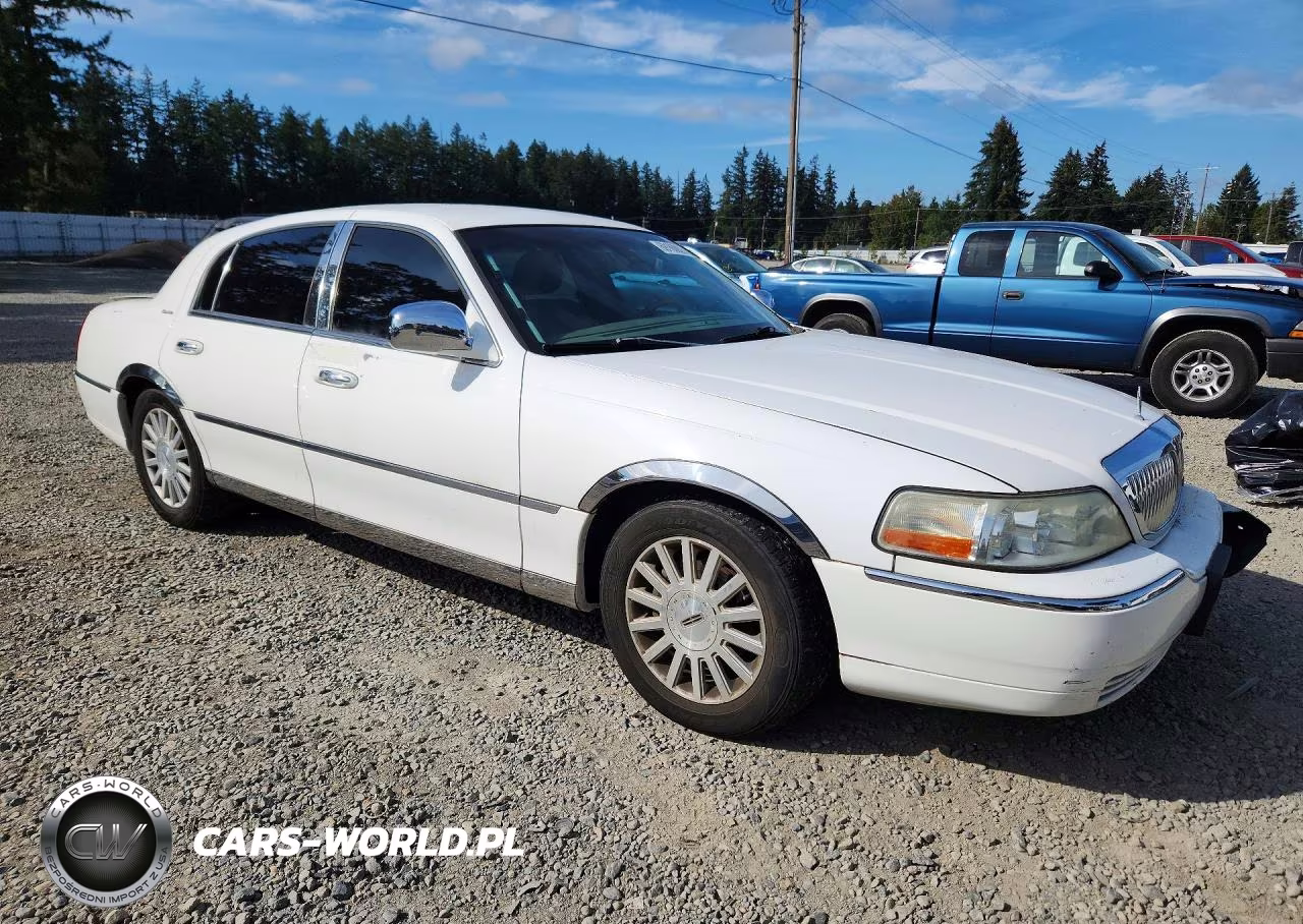 2003 Lincoln Town Car Signature VIN:1LNHM82W43Y661295 - 4