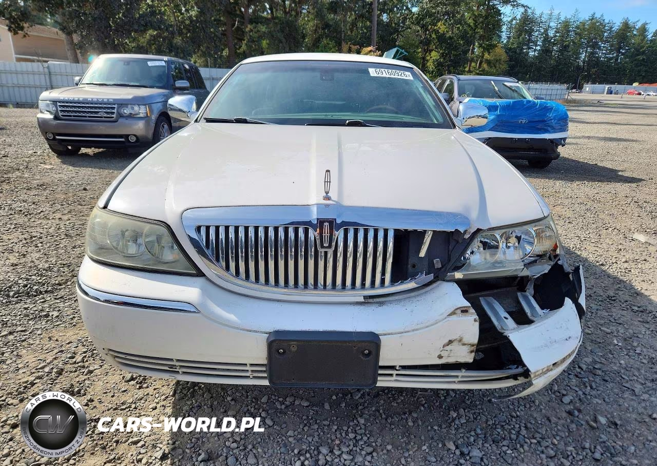 2003 Lincoln Town Car Signature VIN:1LNHM82W43Y661295 - 5