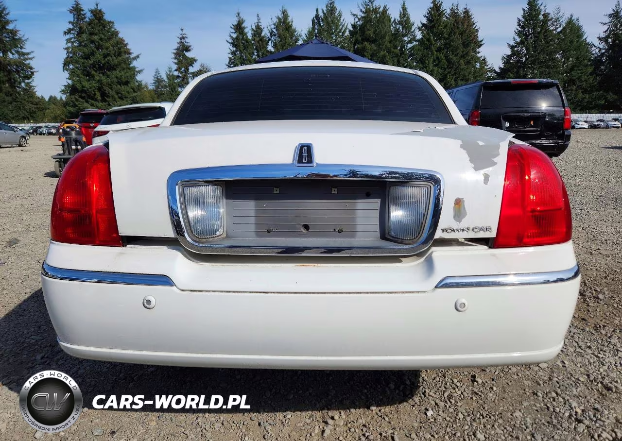 2003 Lincoln Town Car Signature VIN:1LNHM82W43Y661295 - 6