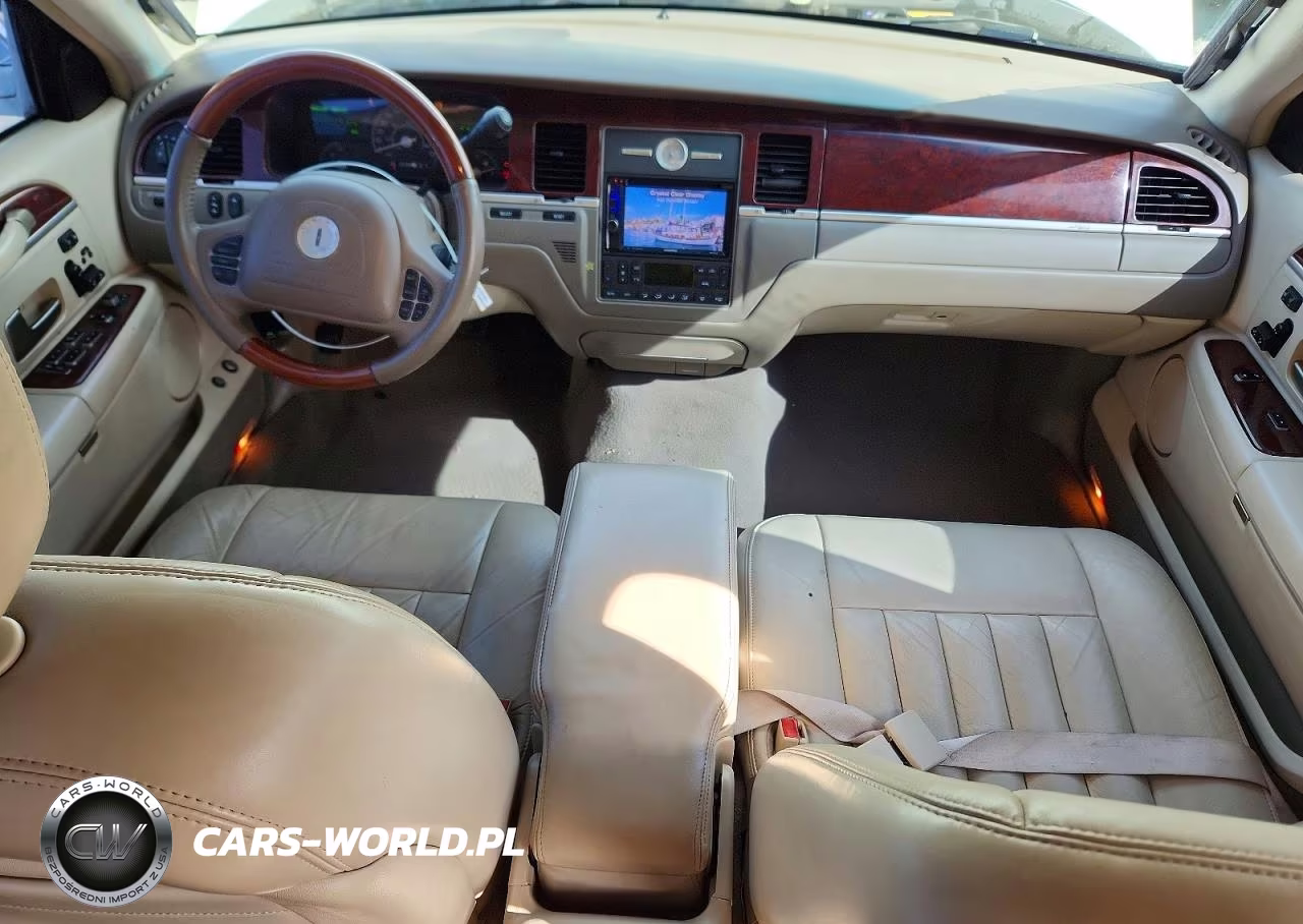 2003 Lincoln Town Car Signature VIN:1LNHM82W43Y661295 - 8
