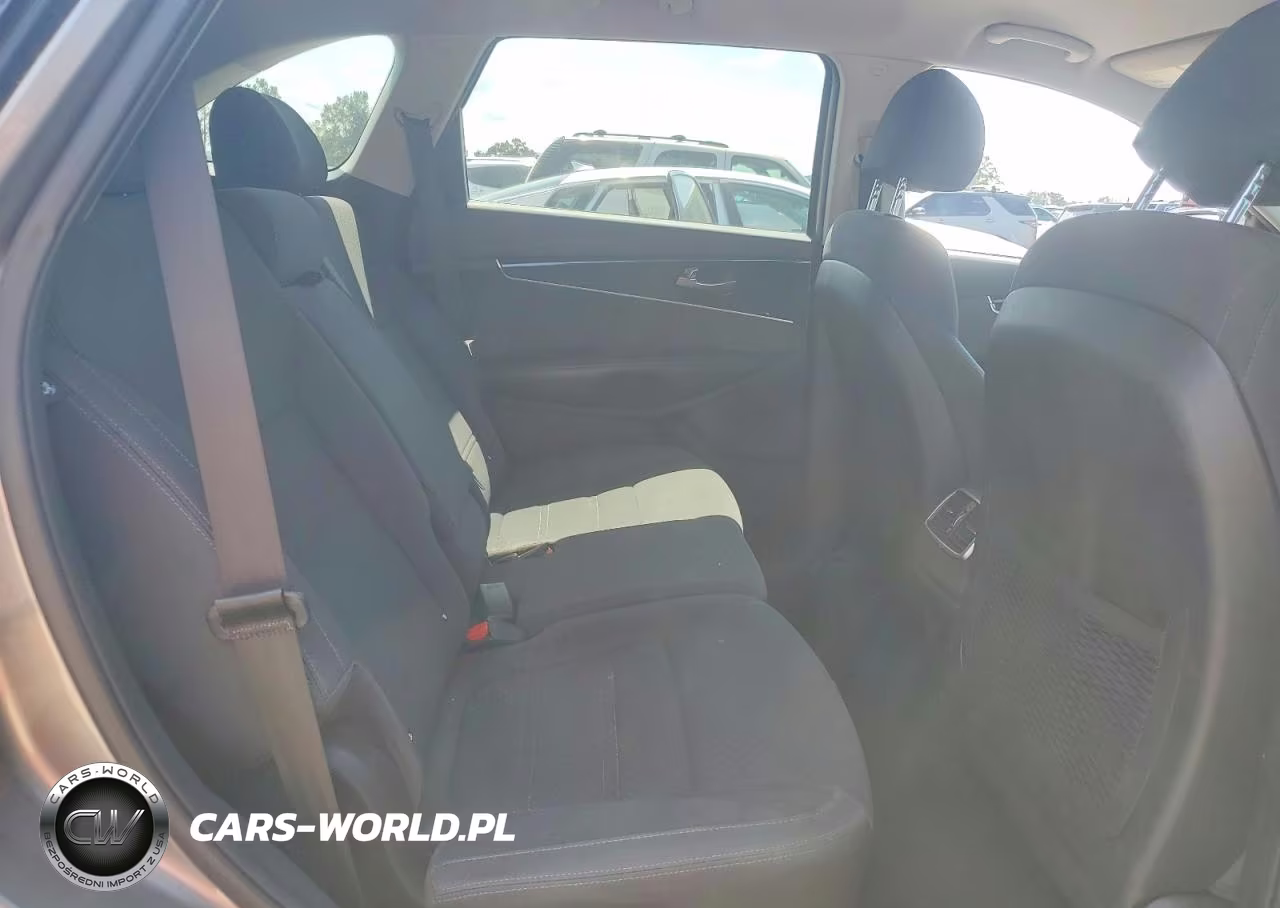2018 Kia Sorento L VIN:5XYPG4A33JG425640 - 11