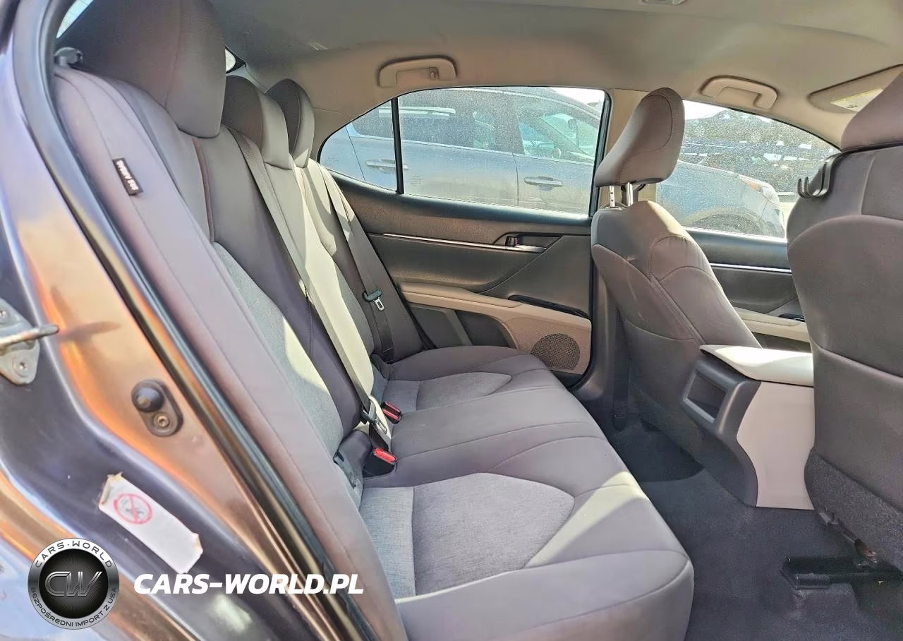 2018 Toyota Camry L VIN:4T1B11HK9JU073326 - 10