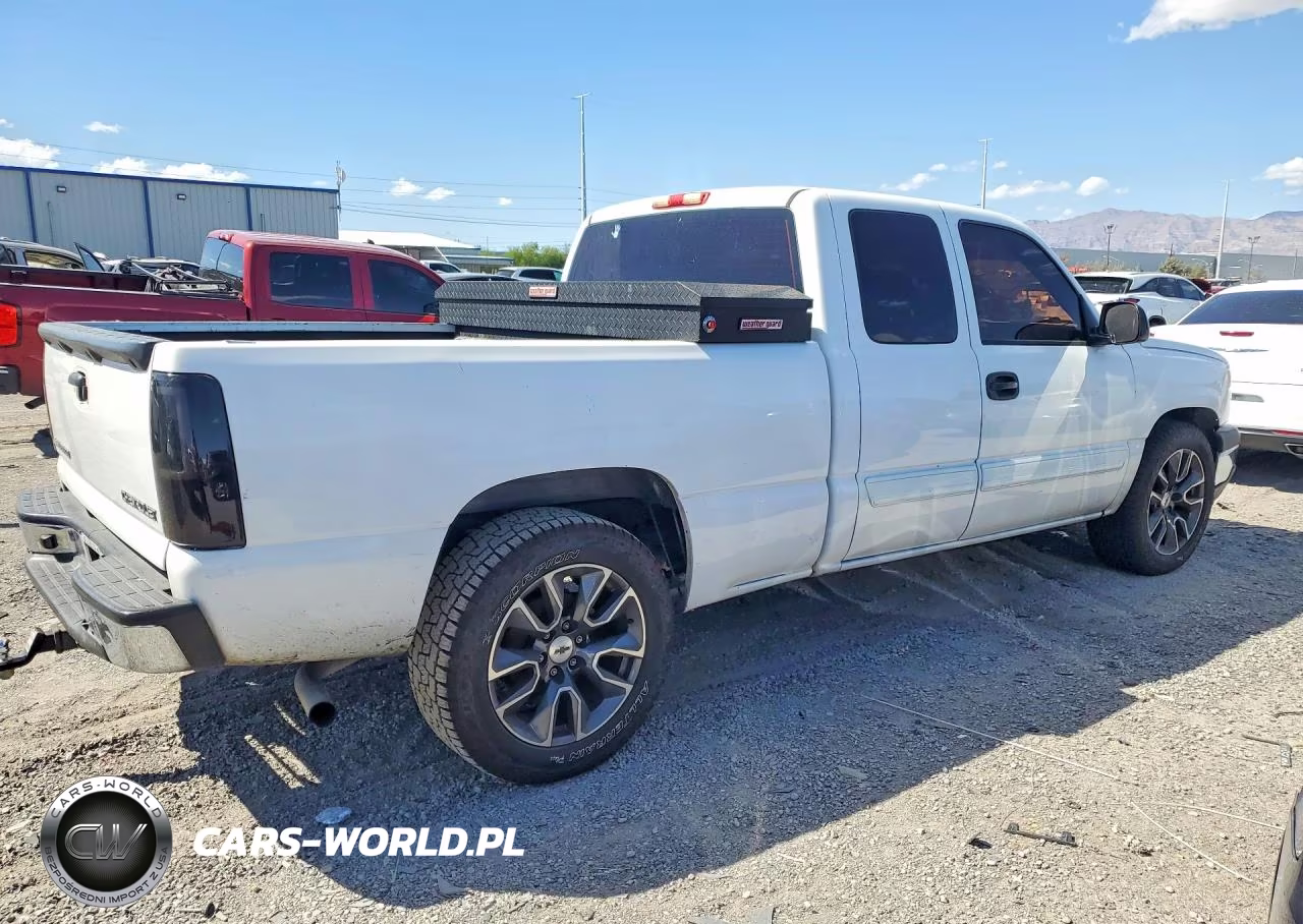 2005 Chevrolet Silverado C1500 VIN:2GCEC19T651252704 - 3