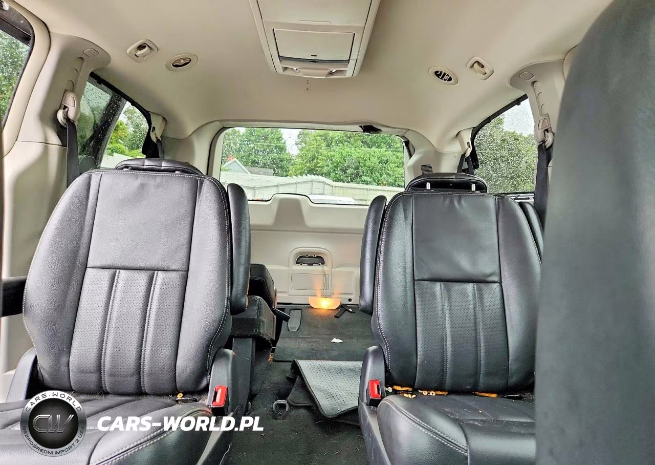 2010 Chrysler Town & Country Touring Plus VIN:2A4RR8D11AR404716 - 10