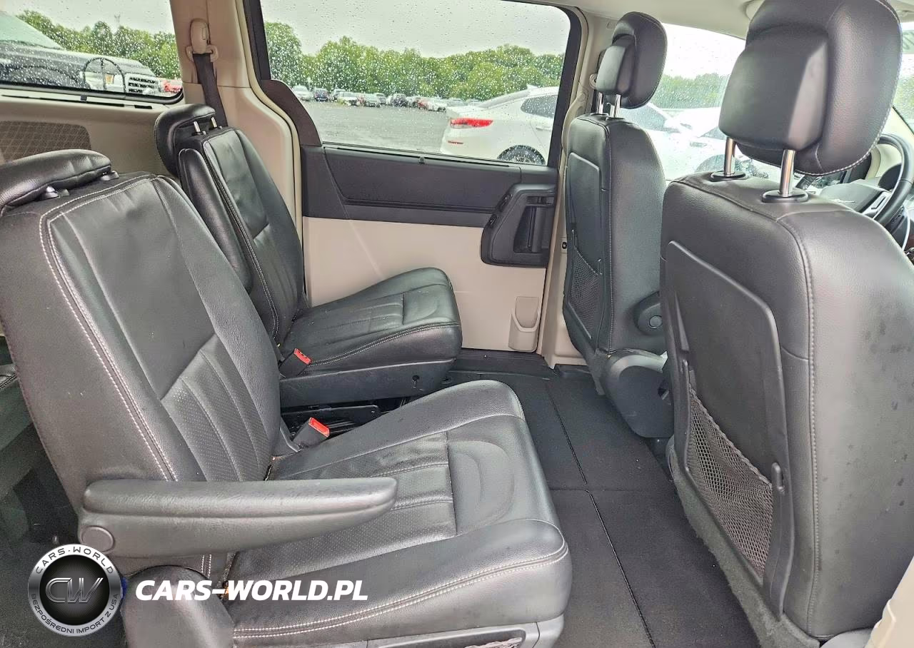 2010 Chrysler Town & Country Touring Plus VIN:2A4RR8D11AR404716 - 11