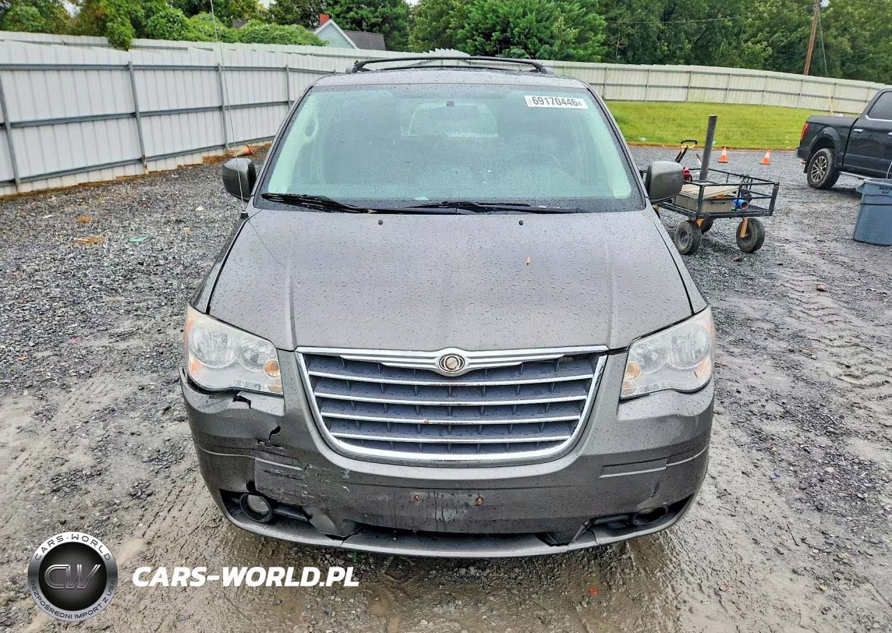 2010 Chrysler Town & Country Touring Plus VIN:2A4RR8D11AR404716 - 5