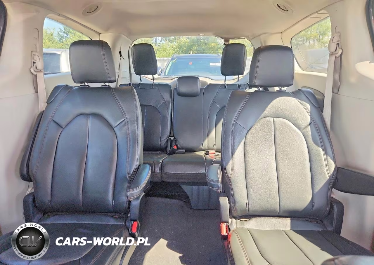 2018 Chrysler Pacifica Touring Plus VIN:2C4RC1FG0JR101801 - 10