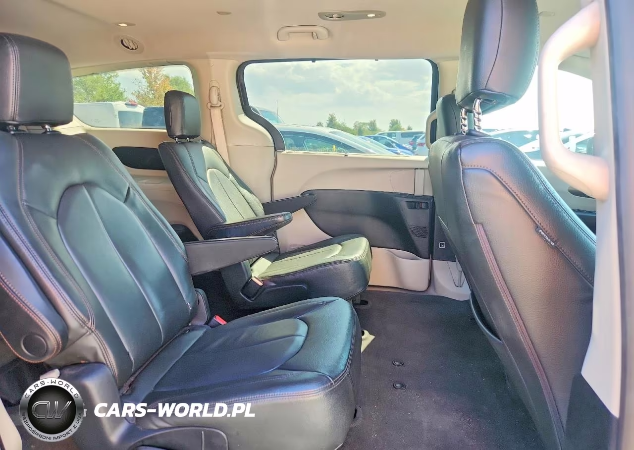 2018 Chrysler Pacifica Touring Plus VIN:2C4RC1FG0JR101801 - 11
