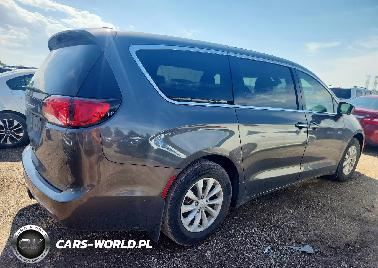 2018 Chrysler Pacifica Touring Plus VIN:2C4RC1FG0JR101801 - 3
