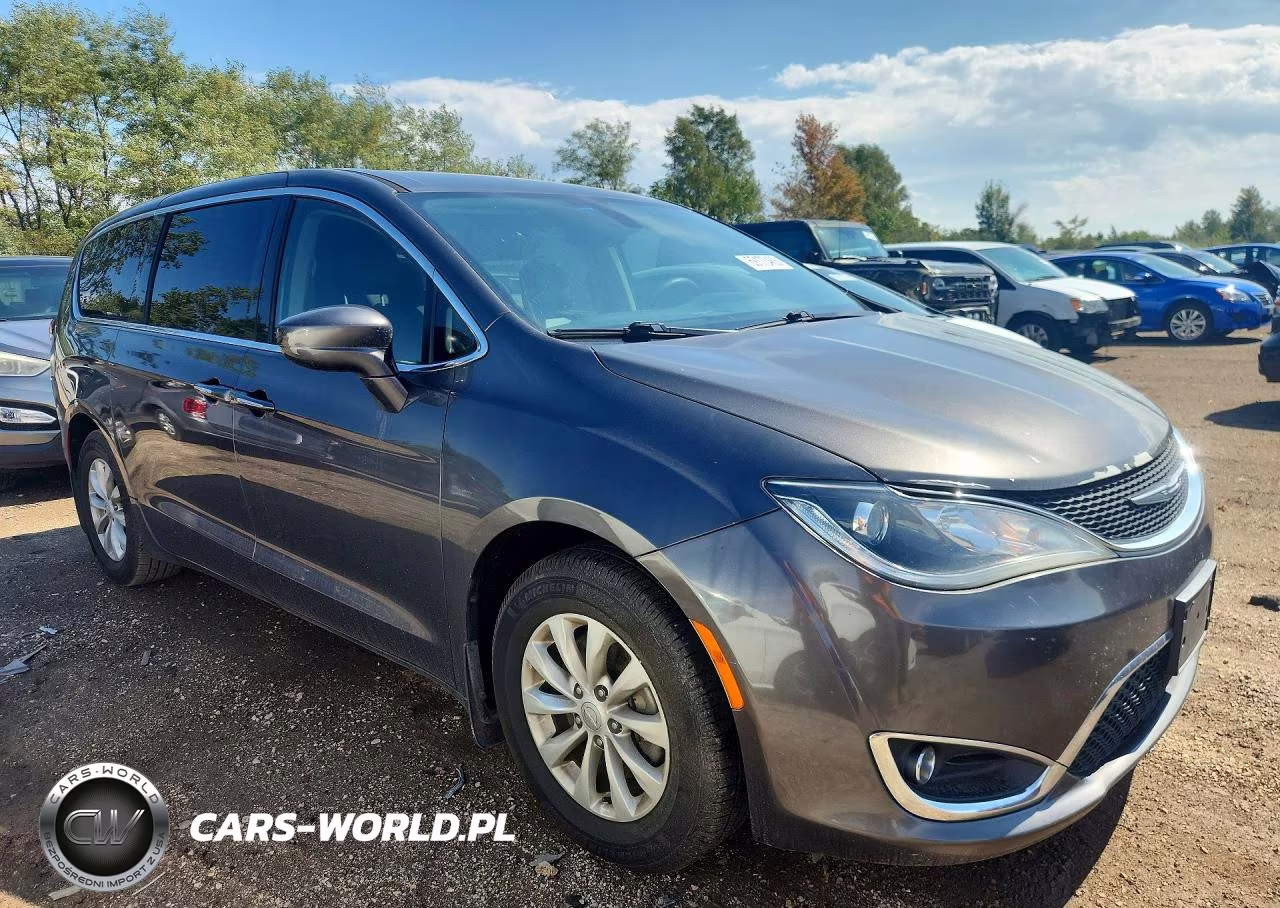2018 Chrysler Pacifica Touring Plus VIN:2C4RC1FG0JR101801 - 4