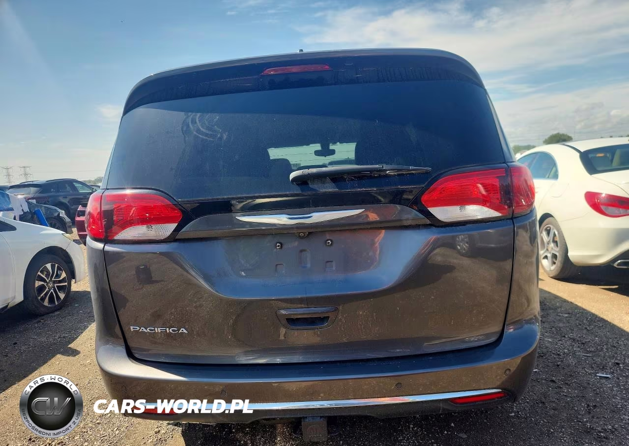 2018 Chrysler Pacifica Touring Plus VIN:2C4RC1FG0JR101801 - 6