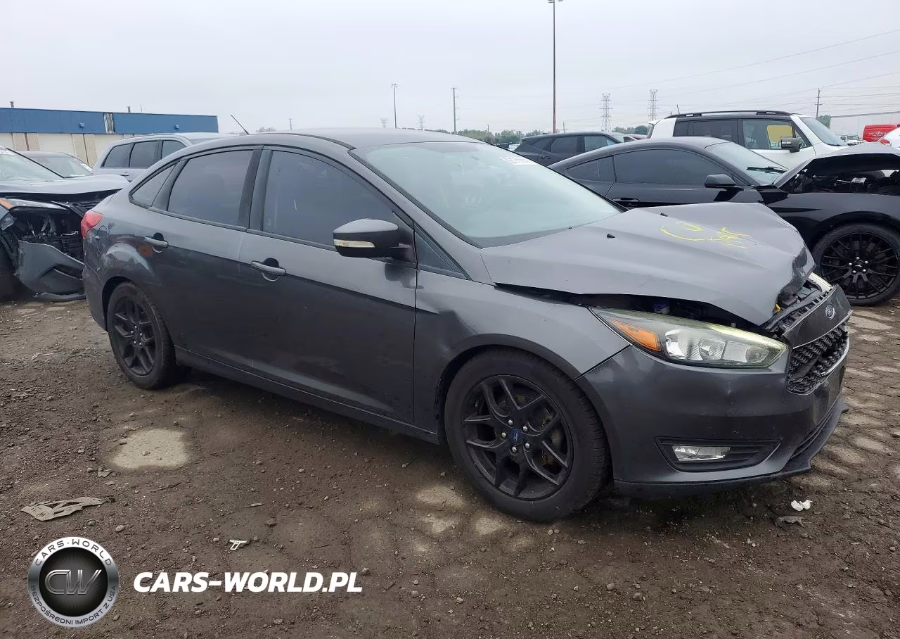 2016 Ford Focus Se VIN:1FADP3F21GL302337 - 4