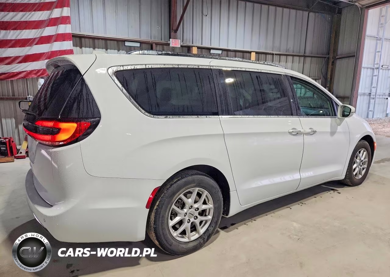 2021 Chrysler Pacifica Touring L VIN:2C4RC1BG8MR588997 - 3