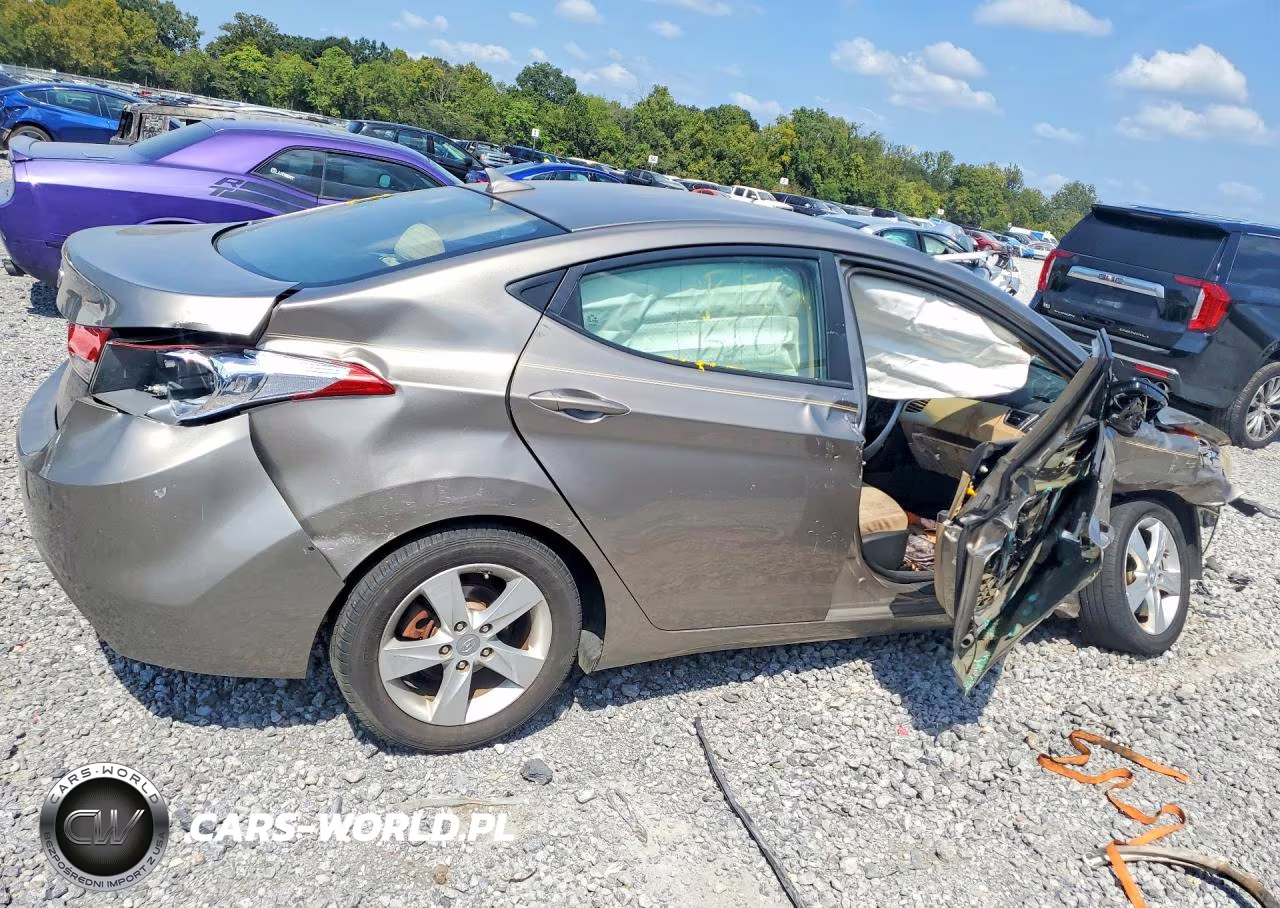 2013 Hyundai Elantra Gls VIN:5NPDH4AE0DH326109 - 3